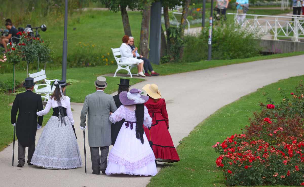 Nostalgie in Bad Kissingen: Darsteller des Rakoczy-Festes in historisch nachempfunden Kostümen gehen durch den Rosengarten.