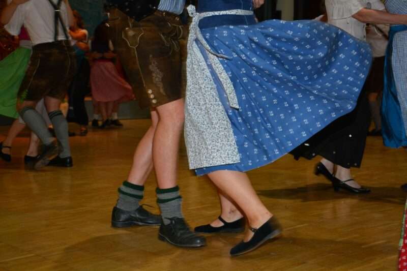 Bei diesem Volkstanzkurs lernt man tanzen wie die Bayern