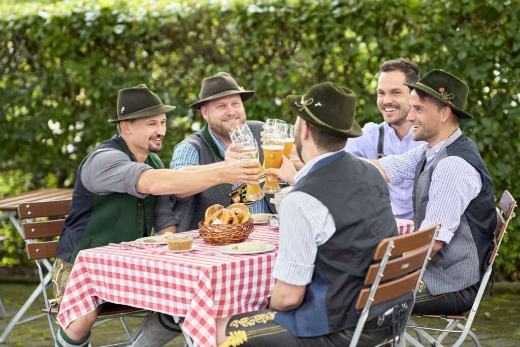Fünf Männer beim Weißwurstfrühstück.