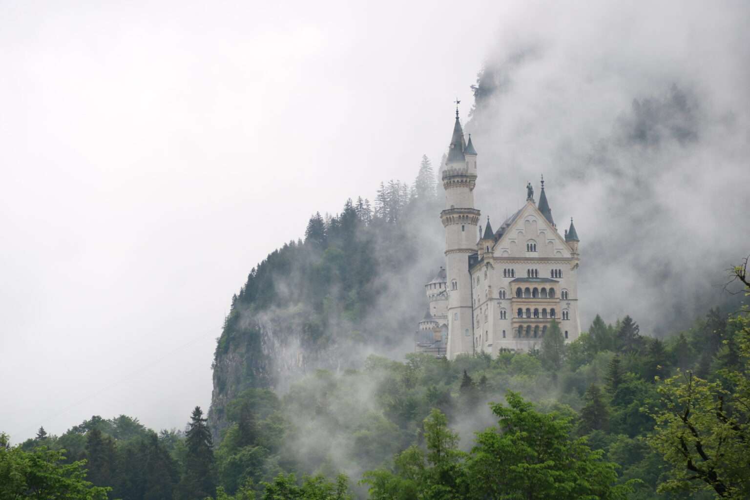 In Nebel gehüllt zeigt sich das Schloss Neuschwanstein.