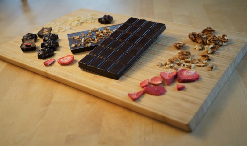 Von getrockneten Erdbeeren bis zu Nüssen: Bei dieser Schokolade kann sich jeder kreativ ausleben.