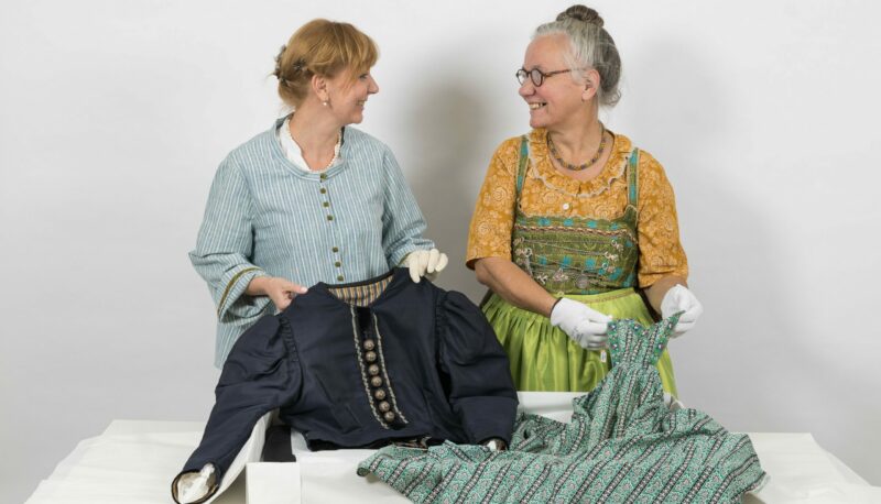 Besucher der "Trachten-Werkwoche" erfahren Wissenswertes über bayerische Mode.