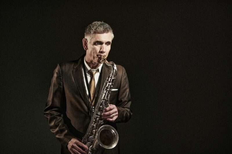 Auf seinem neuen Album präsentiert der Saxophonist Curtis Stigers seine früheren Titel jazziger.