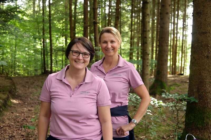 Bieten Waldbaden-Kurse in ihrem eigenen Wald in Aying an: Silvia Renk (links) und Christina Huber.