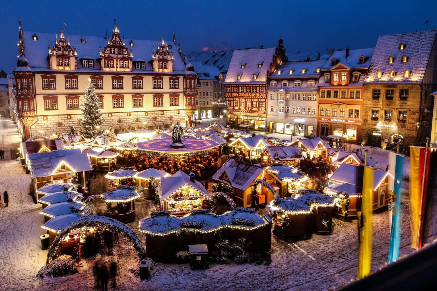 Der Coburger Weihnachtsmarkt in Franken ist sehr stimmungsvoll.